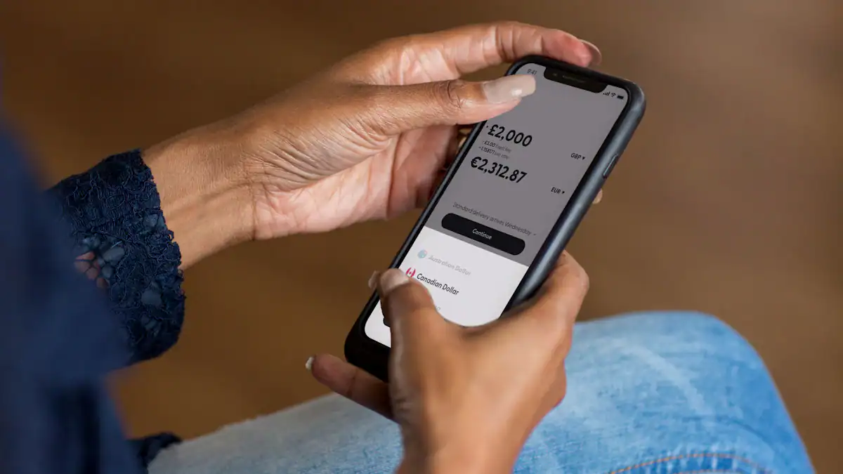 Negativação indevida: quando é ilegal e quanto vale a indenização Pessoa conferindo no celular uma negativacao indevida no nome em 2026