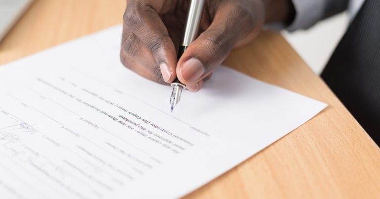 Assinatura de documentos com advogado representando processar o Santander por retenção de salário