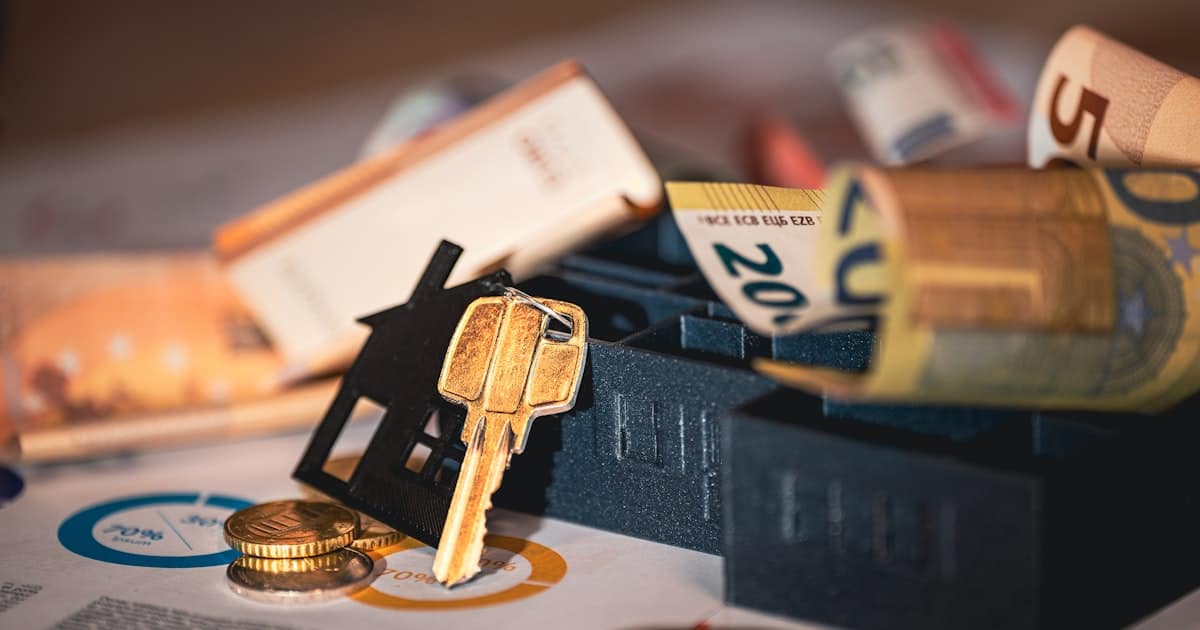 Extrato bancário, dinheiro e calculadora representando descontos por débito automático