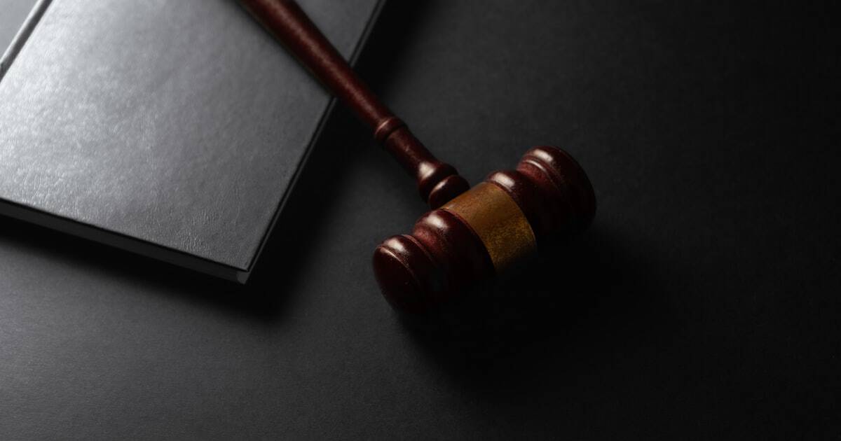 Martelo de juiz e livro de leis representando decisões sobre consignado