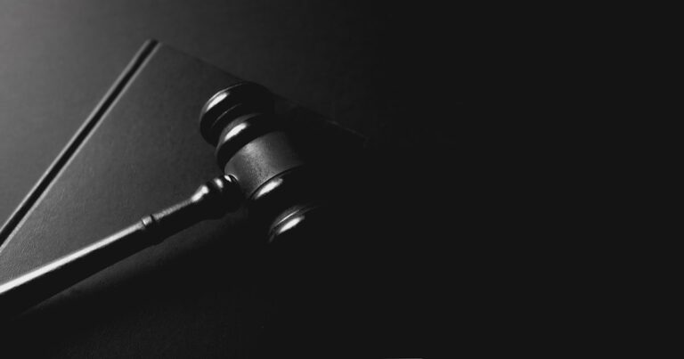 Martelo de juiz representando decisões que condenam o Santander por reter salário