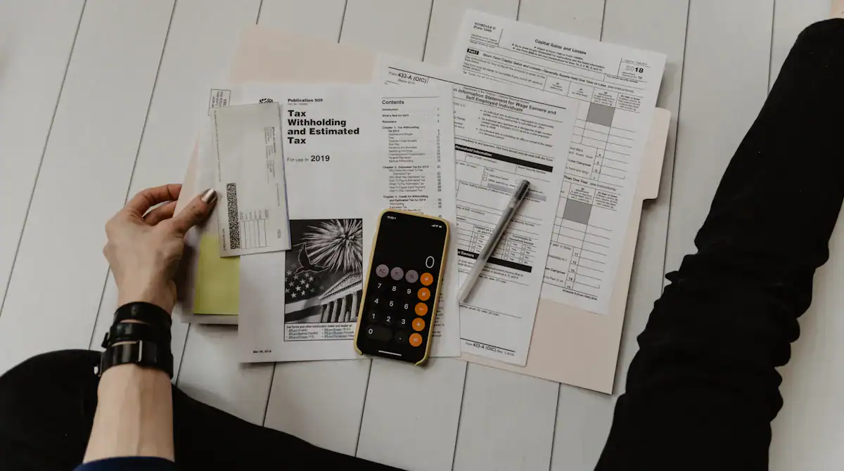 Pessoa organizando documentos financeiros e cálculos, ilustrando a atualização do nome no Registrato SCR