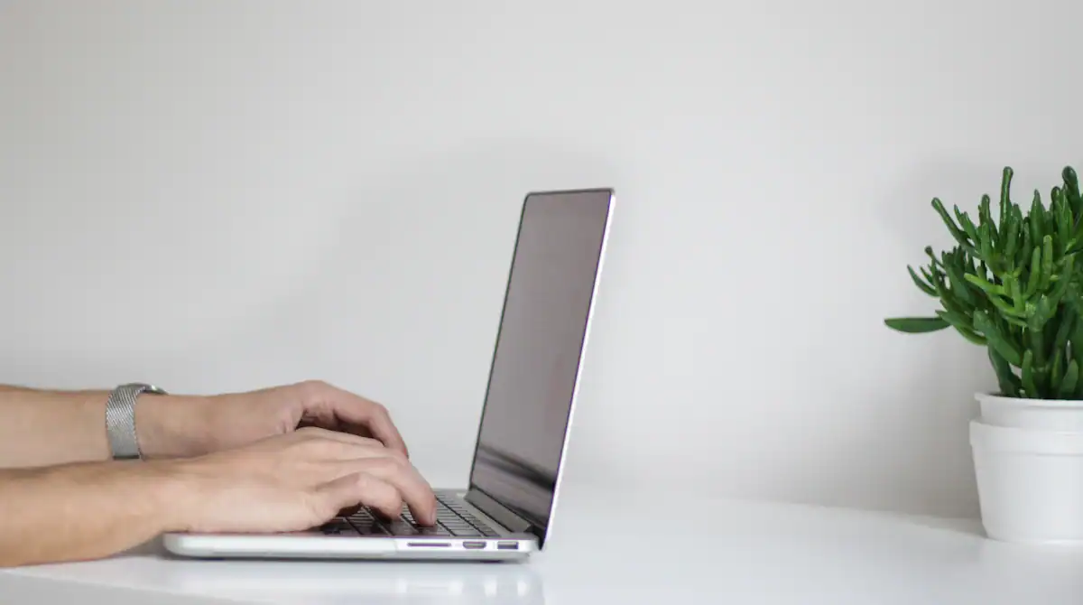 Mesa de trabalho com notebook e anotações, ilustrando a consulta online do boletim de ocorrência e a 2ª via