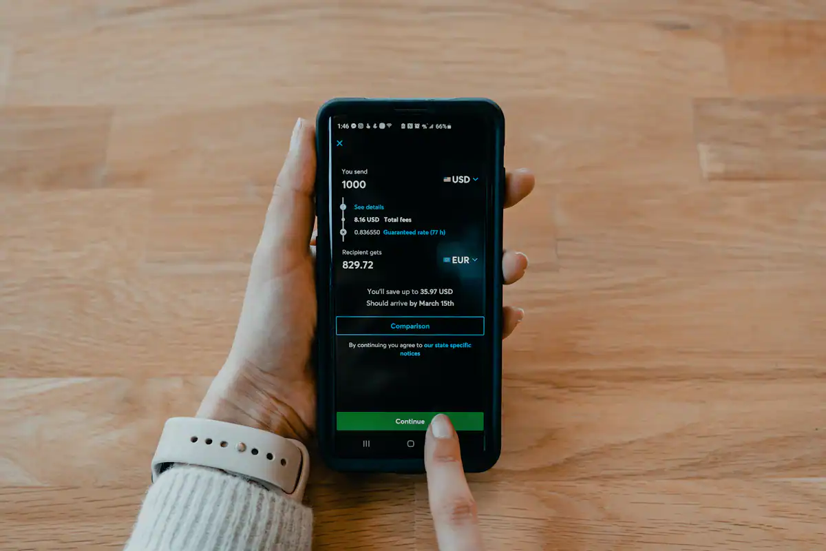 Celular exibindo aplicativo de finanças, ilustrando as consultas gratuitas do CPF no Registrato e no SVR