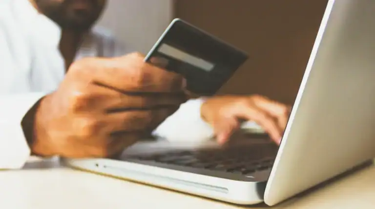 Cartão e celular com aplicativo de banco digital, ilustrando a diferença entre conta digital e conta-salário