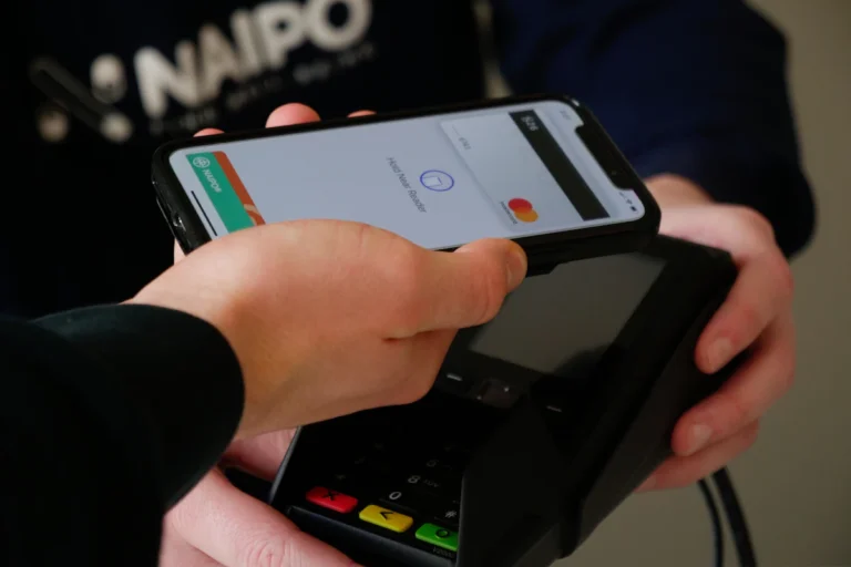 Início Mão segurando celular com aplicativo bancário aberto, contexto do golpe do Pix errado e da devolução segura