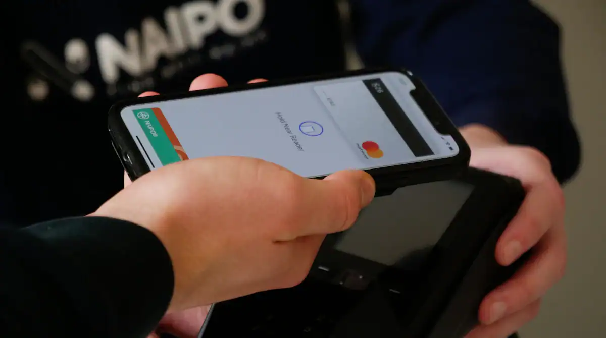 Mão segurando celular com aplicativo bancário aberto, contexto do golpe do Pix errado e da devolução segura