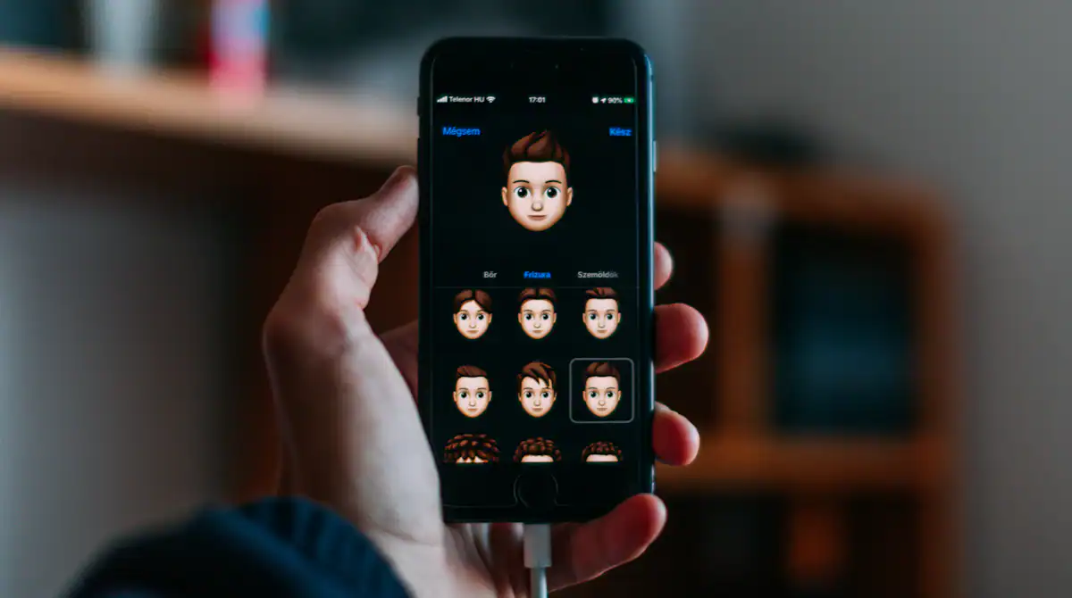 Celular com reconhecimento facial na tela, etapa usada para subir a conta gov.br para prata ou ouro