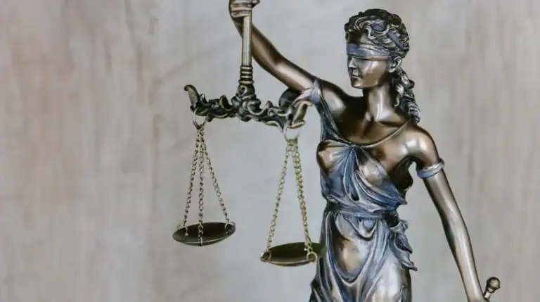 Início Martelo de juiz sobre mesa, simbolizando as decisões judiciais analisadas sobre retenção de salário