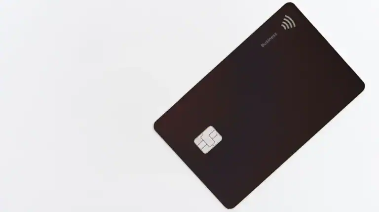 Início Cartão roxo sobre fundo neutro, remetendo ao bloqueio de conta e saldo retido em fintech