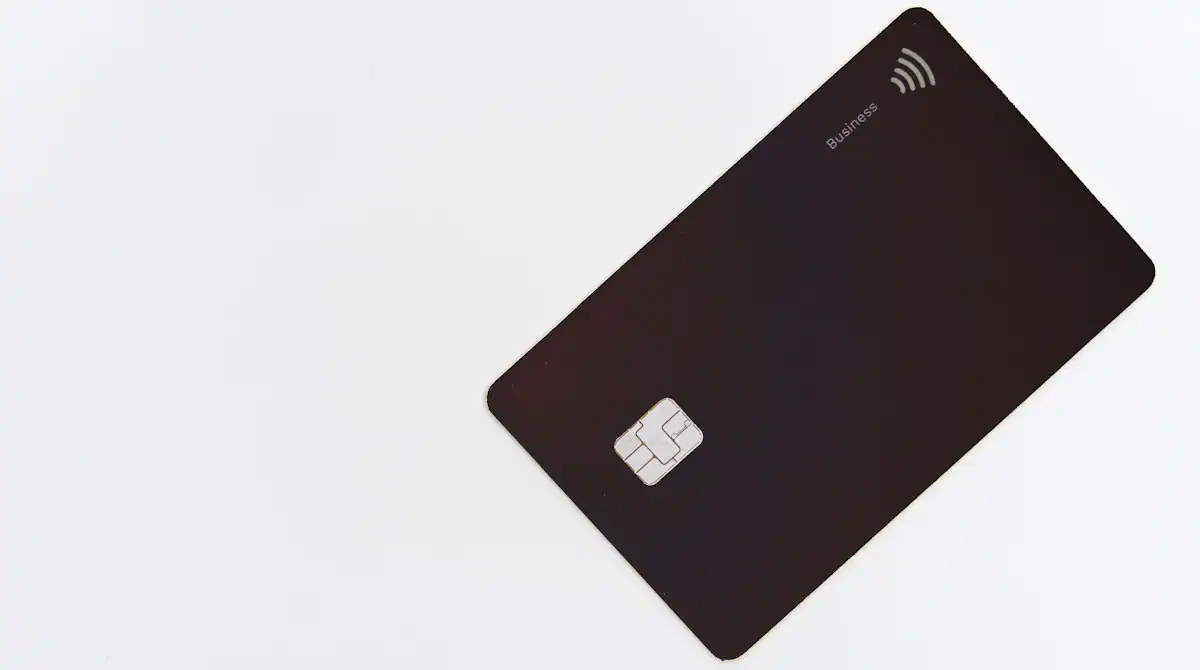 Cartão roxo sobre fundo neutro, remetendo ao bloqueio de conta e saldo retido em fintech
