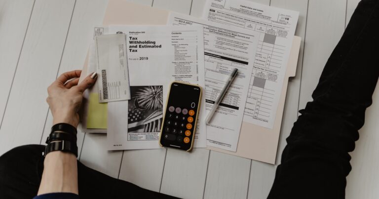 Início Pessoa revisando documentos e extratos bancários para identificar empréstimo não contratado