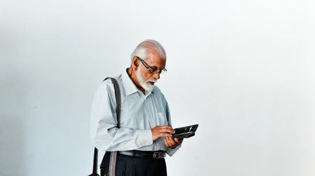 Pessoa aposentada conferindo o tablet, ilustrando a checagem de descontos do INSS pelo Registrato